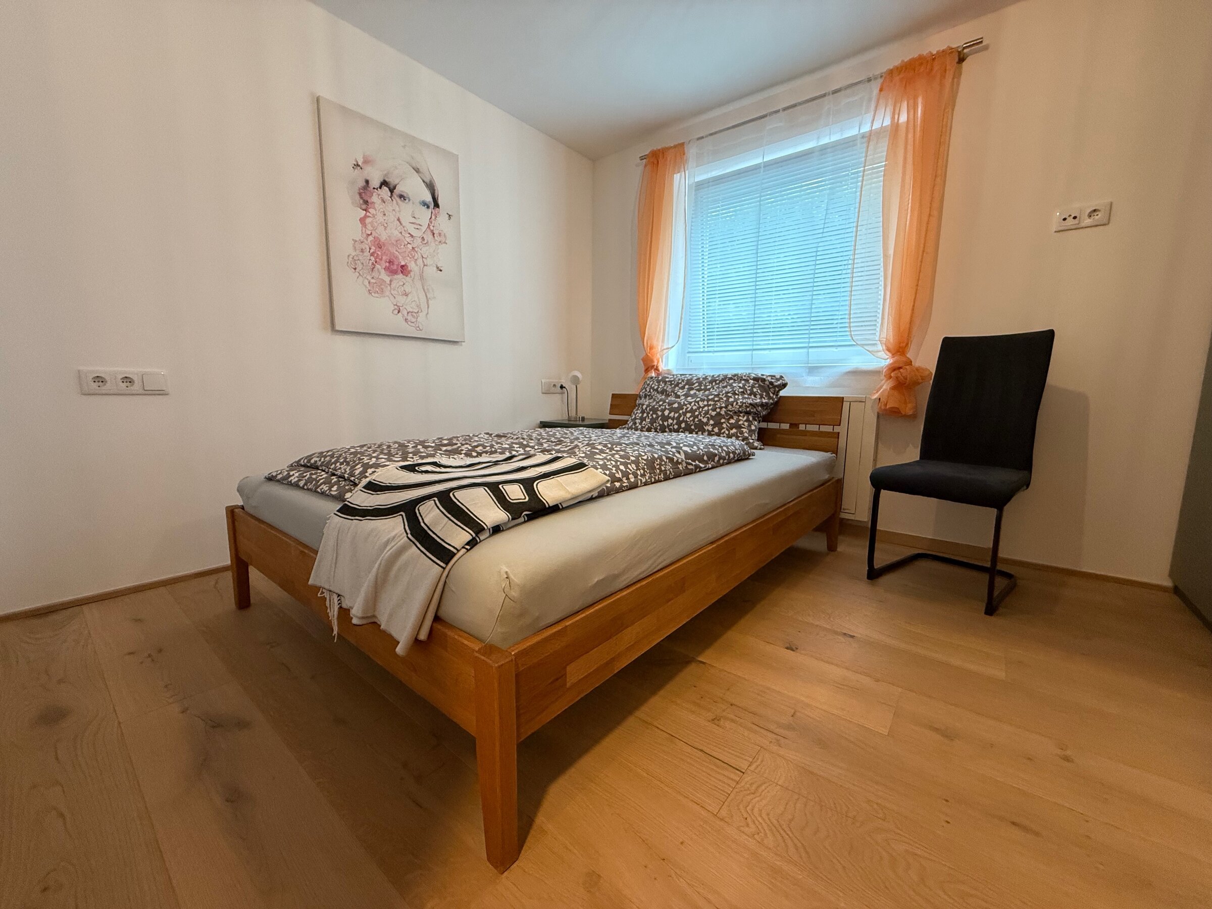 Cosy bedroom with wardrobe | © @pmb