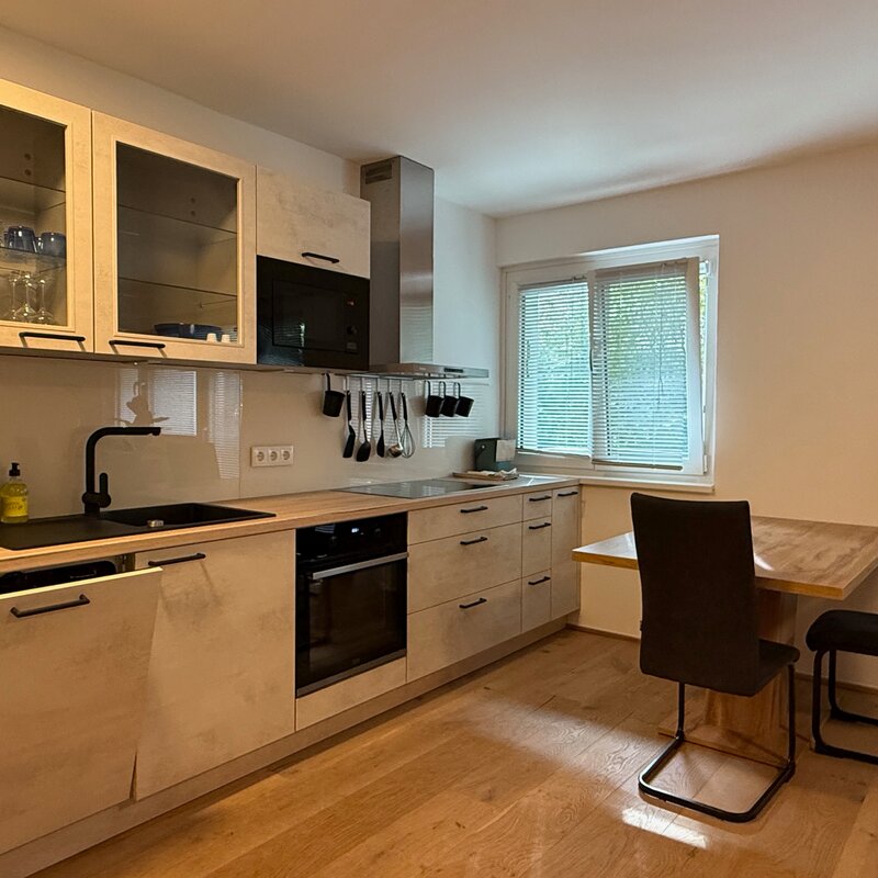Well-equipped kitchen with dining area | © @pmb