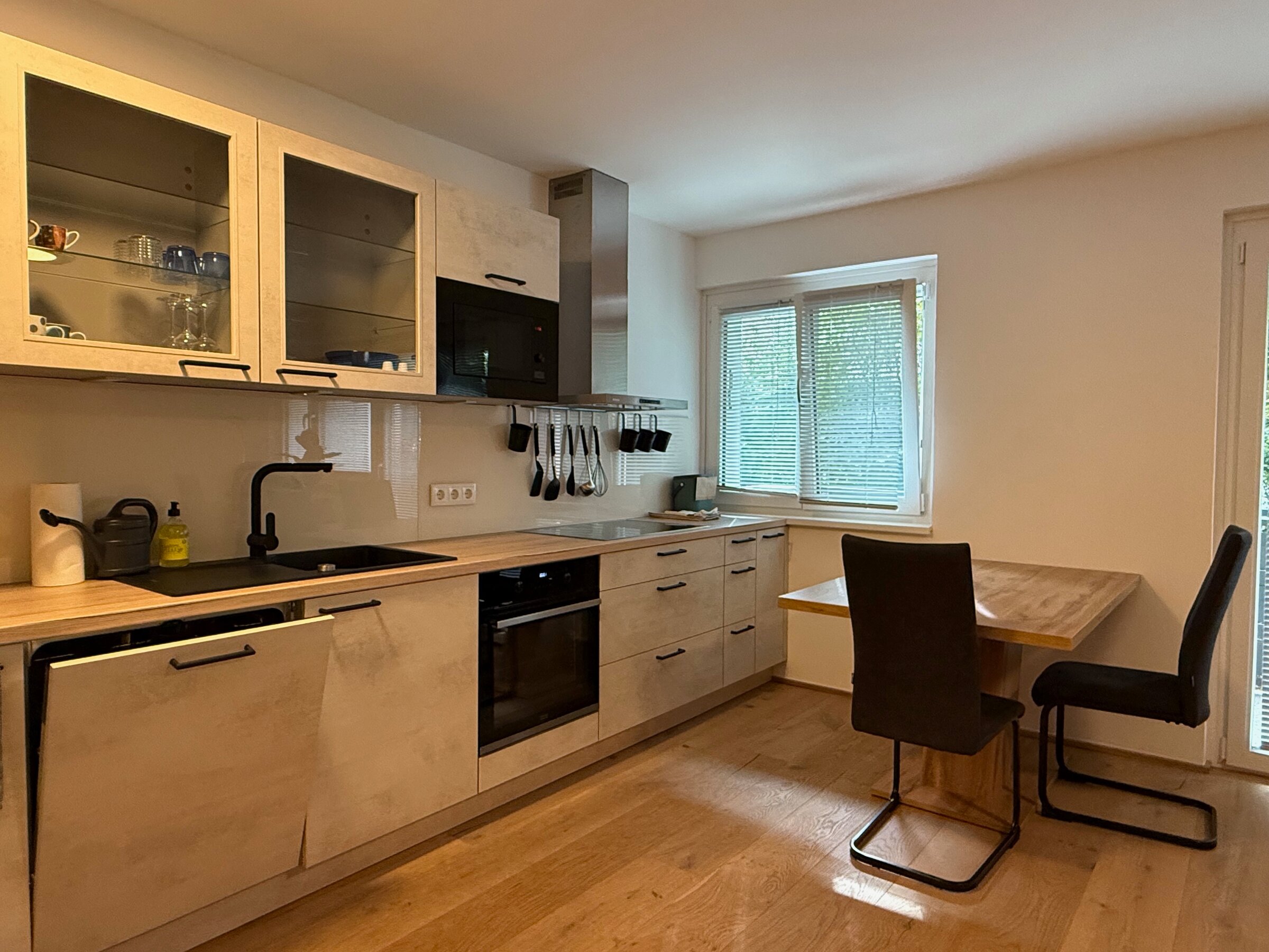 Well-equipped kitchen with dining area | © @pmb