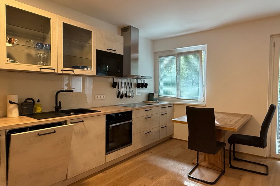 Well-equipped kitchen with dining area | © @pmb