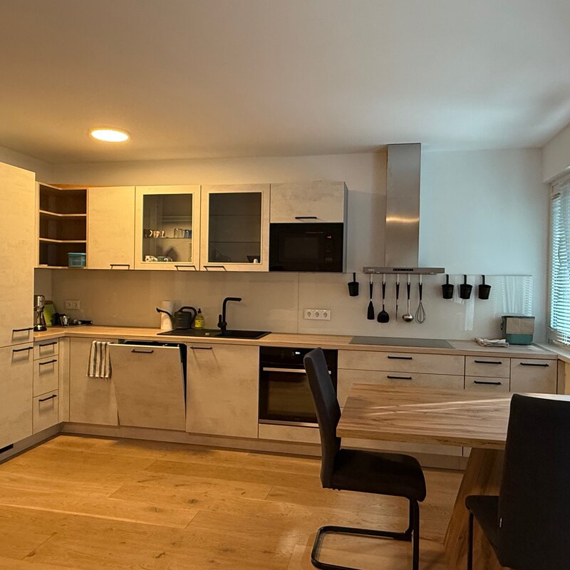 Well-equipped kitchen with dining area | © @pmb