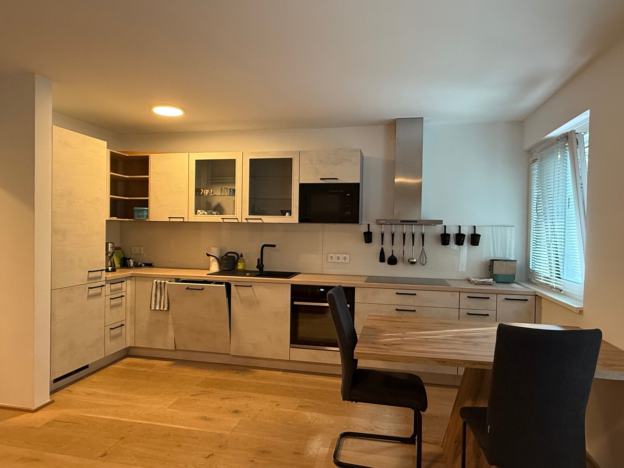 Well-equipped kitchen with dining area | © @pmb