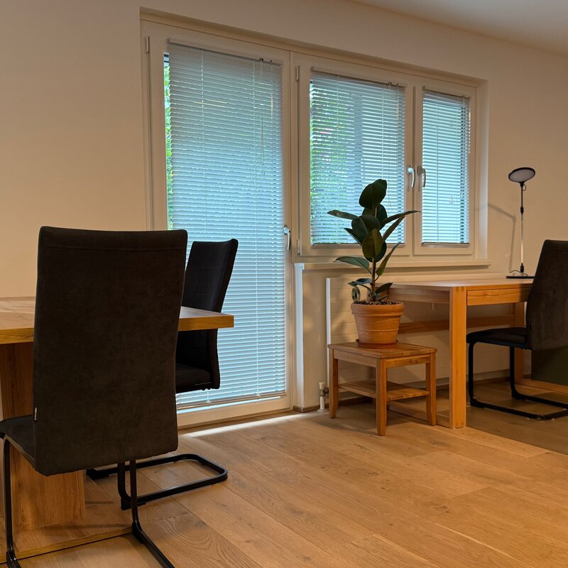 Workplace with daylight and desk lamp | © @pmb