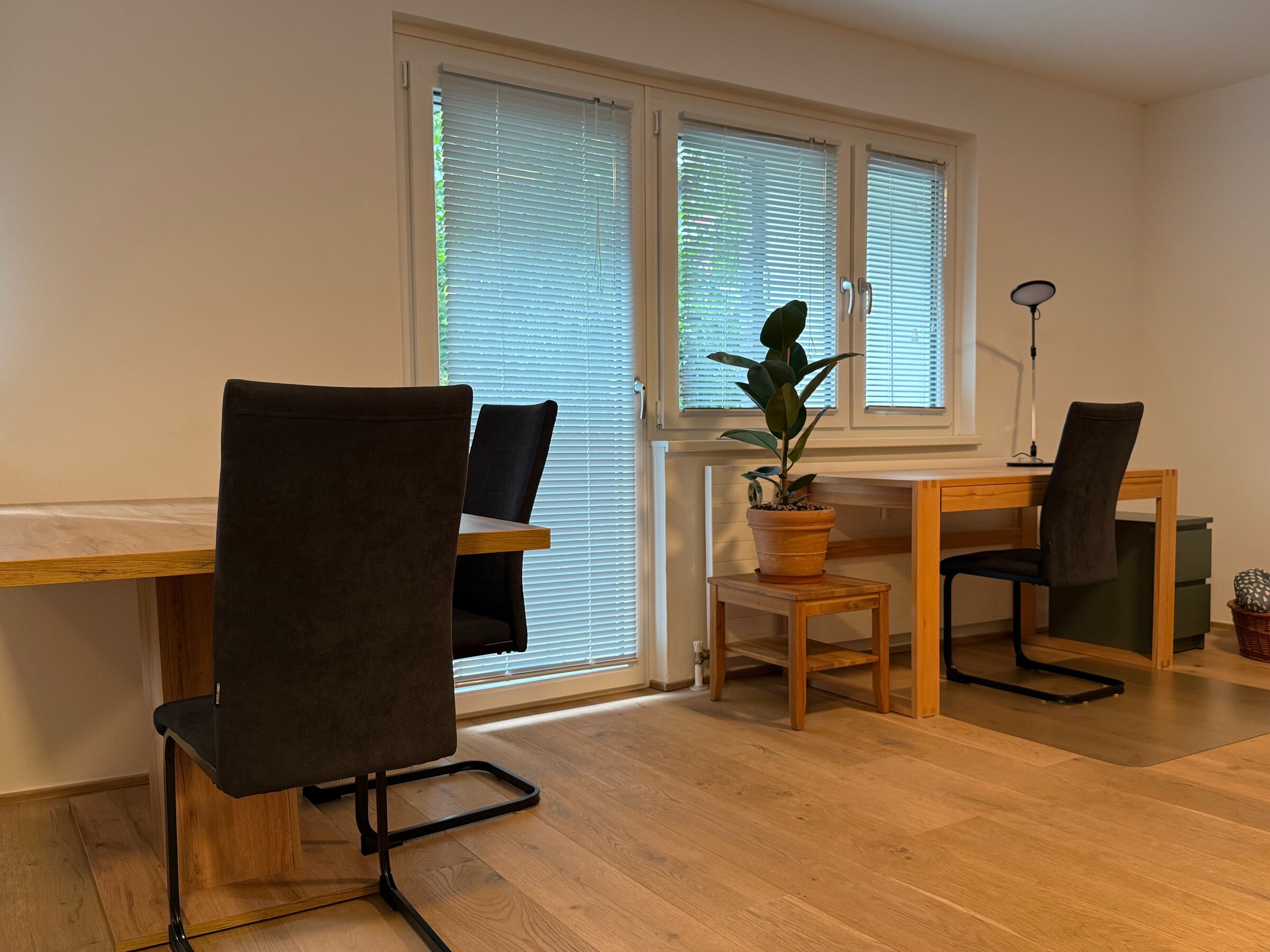 Workplace with daylight and desk lamp | © @pmb