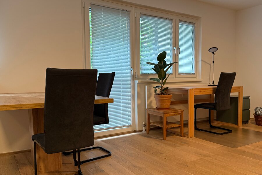 Workplace with daylight and desk lamp | © @pmb