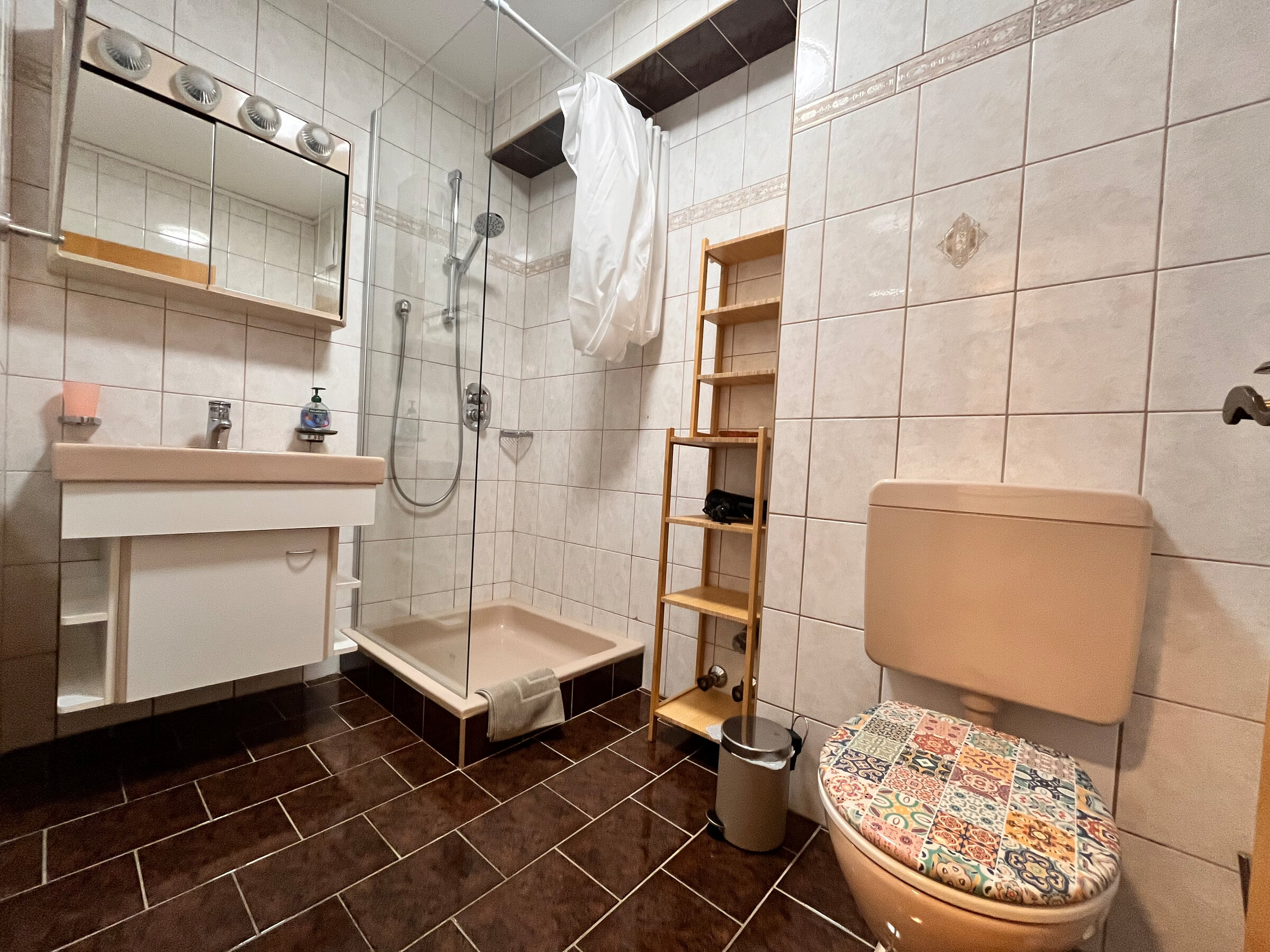 Washbasin, shower, toilet | © @pmb