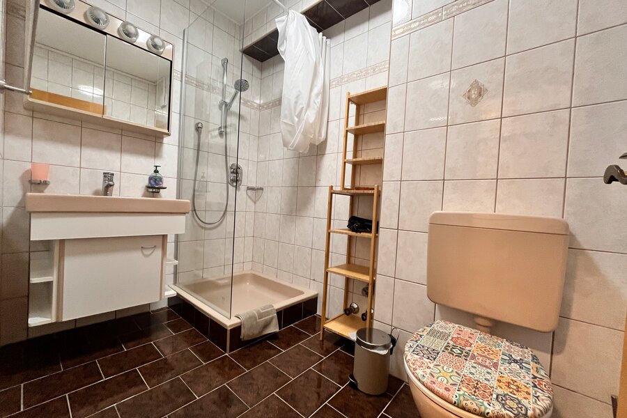 Washbasin, shower, toilet | © @pmb