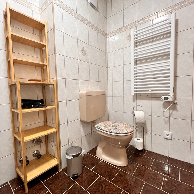 Washbasin, shower, toilet | © @pmb