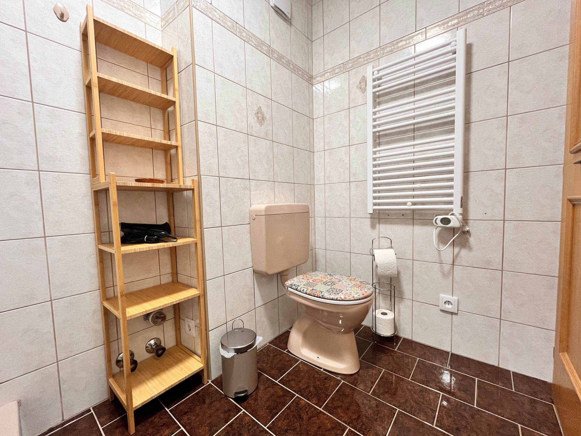 Washbasin, shower, toilet | © @pmb