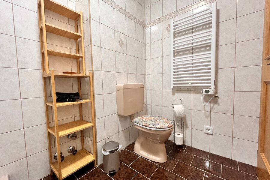 Washbasin, shower, toilet | © @pmb