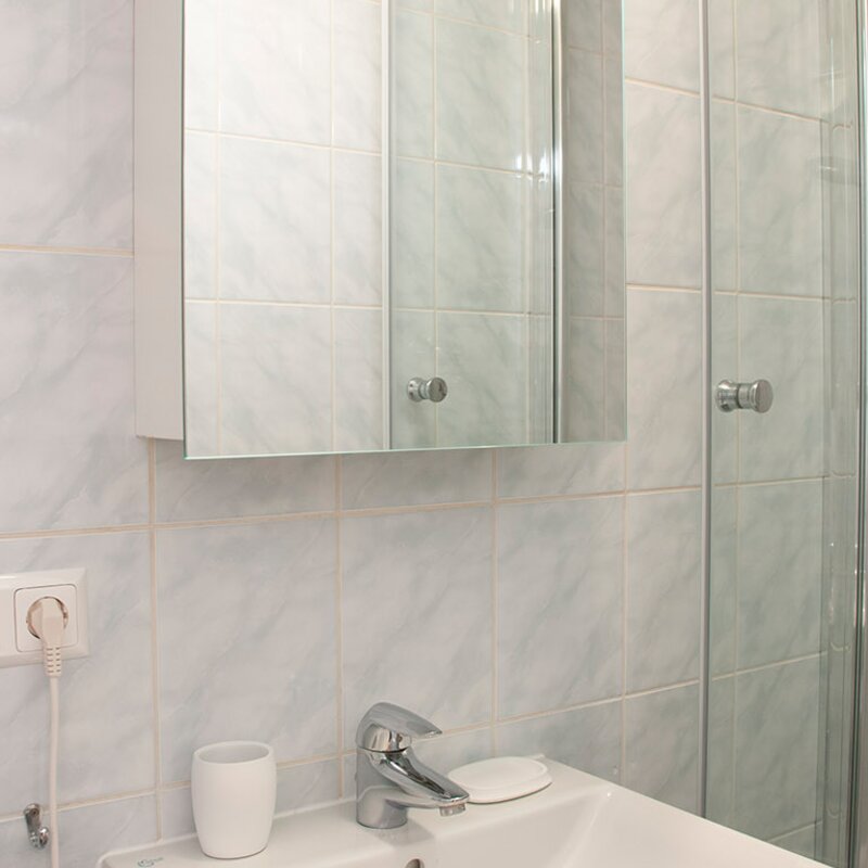 Bad, Waschtisch+Spiegelschrank | © Sleep-Inn