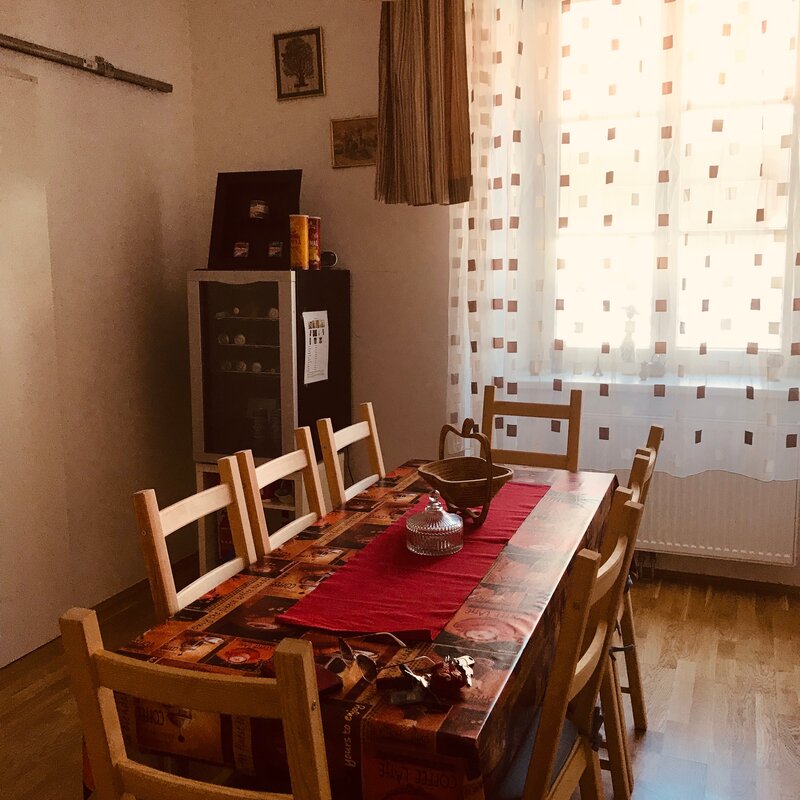 Spacious dining room with large table – house for short-term rental & temporary housing for 1 to 6 months in Graz