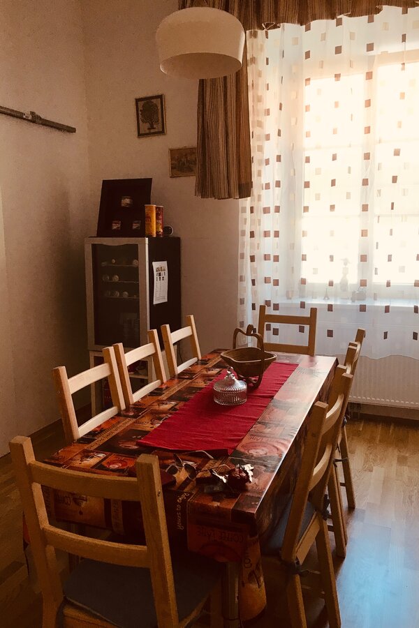 Spacious dining room with large table – house for short-term rental & temporary housing for 1 to 6 months in Graz
