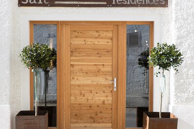 Historic old town house entrance – 2-room apartment for short-term rental & temporary housing for 1 to 6 months in Hallein