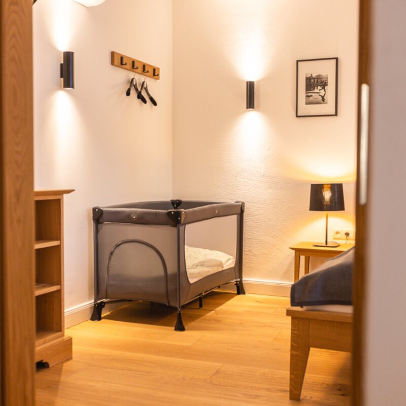 Mit vorbereitetem Babybett | © Michael Kuschei