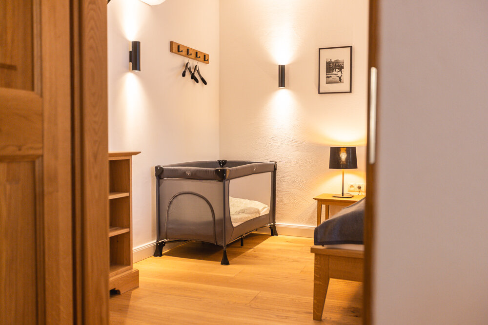 Mit vorbereitetem Babybett | © Michael Kuschei