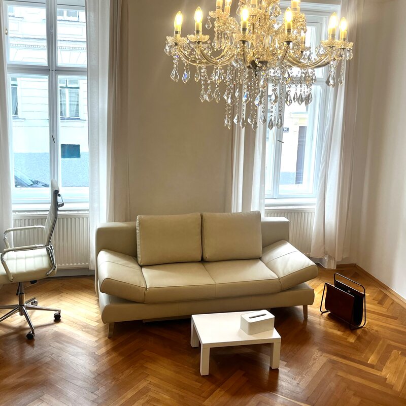 Bright living room with chandelier & parquet – 3-room apartment for short-term rental & temporary housing for 1 to 6 months in Vienna