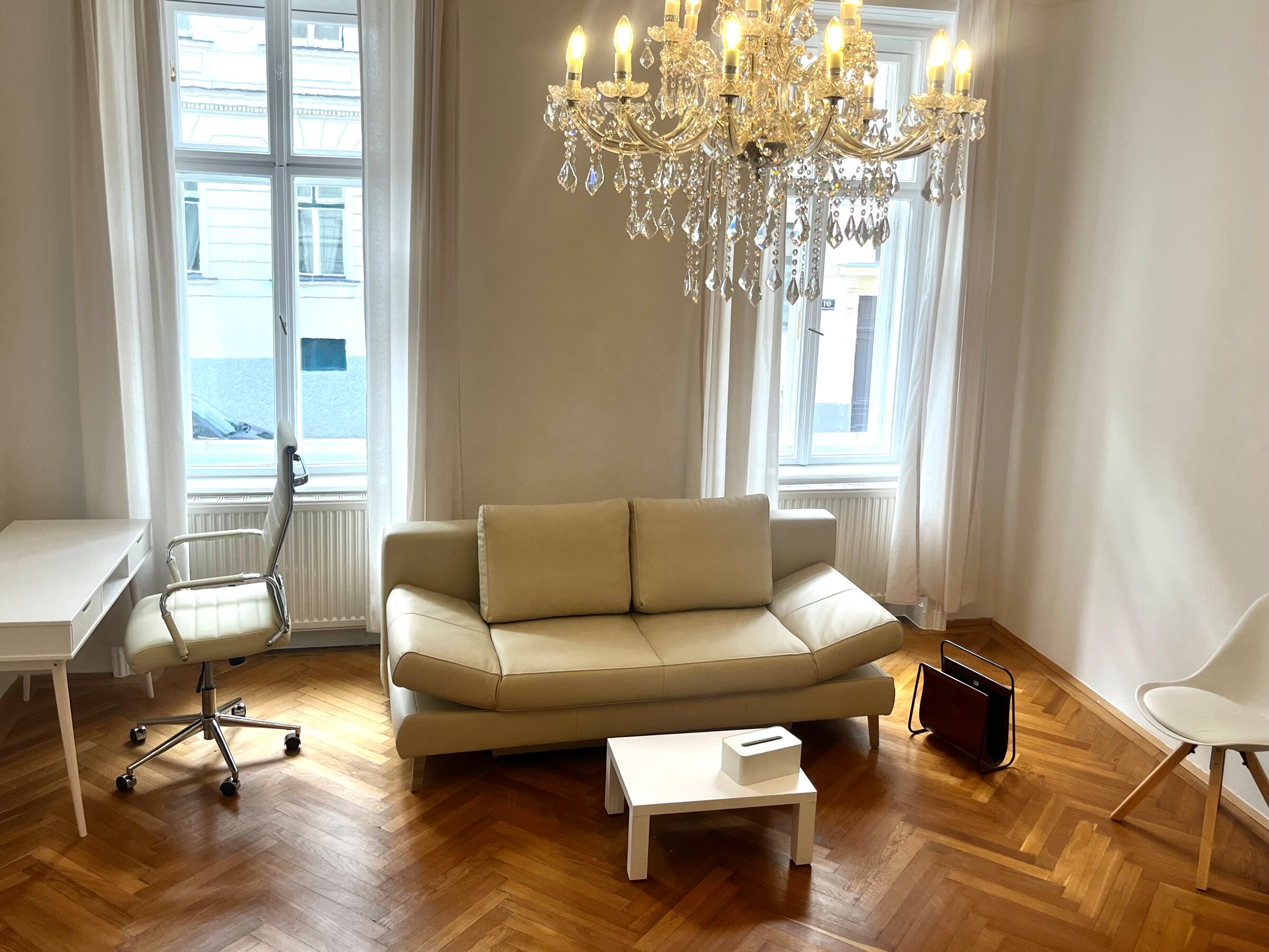 Bright living room with chandelier & parquet – 3-room apartment for short-term rental & temporary housing for 1 to 6 months in Vienna