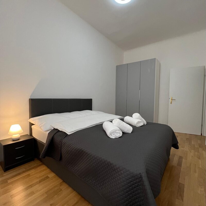 Schlafzimmer King-Size Bett (180x100)