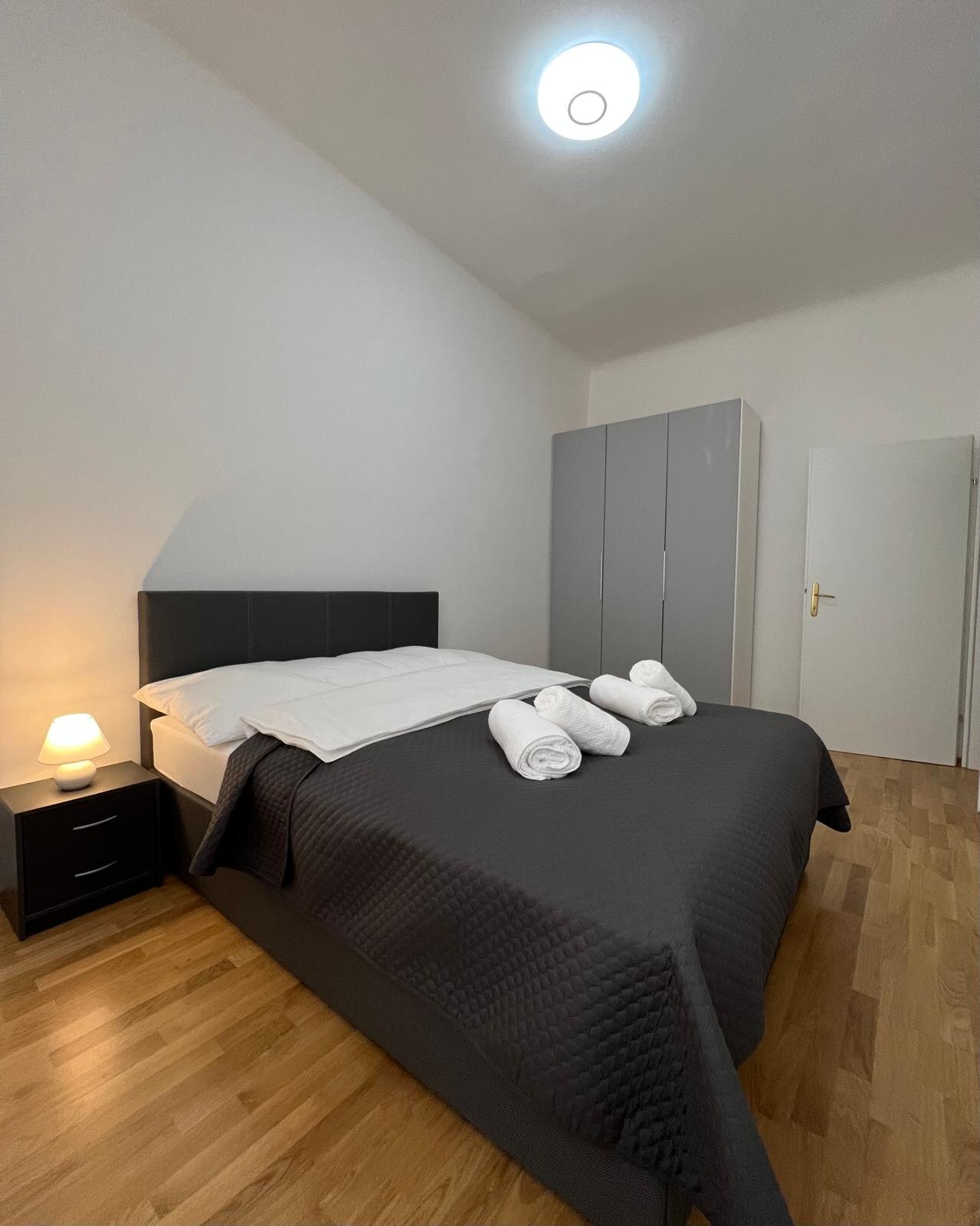 Schlafzimmer King-Size Bett (180x100)