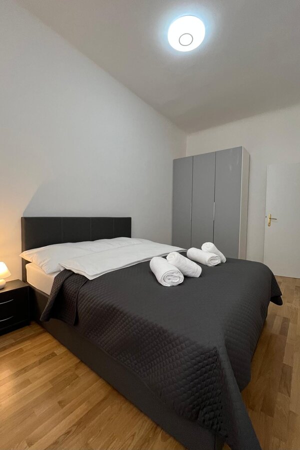 Schlafzimmer King-Size Bett (180x100)