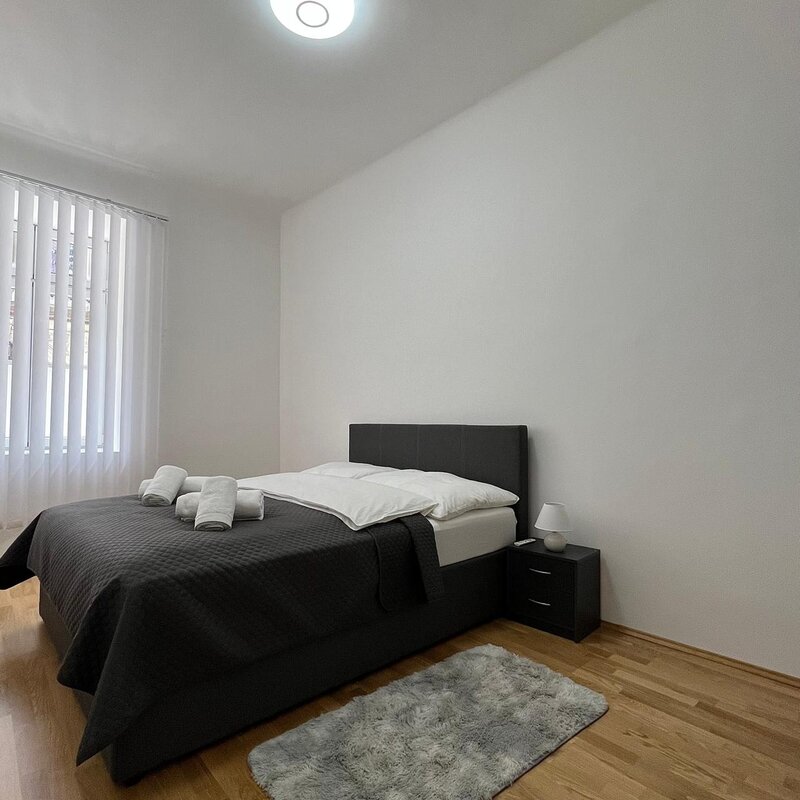 Schlafzimmer King-Size Bett (180x100)