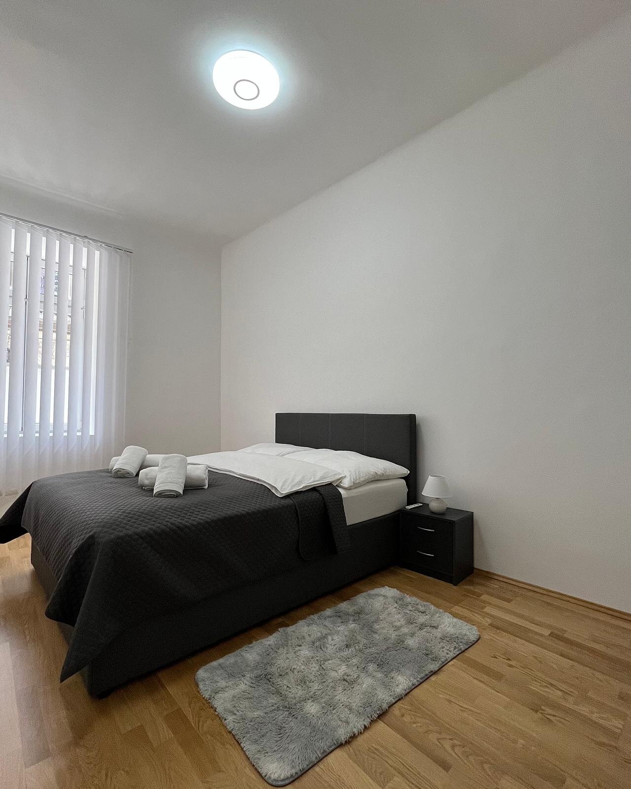 Schlafzimmer King-Size Bett (180x100)