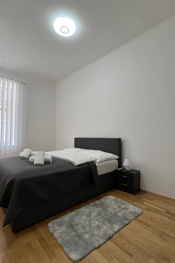 Schlafzimmer King-Size Bett (180x100)