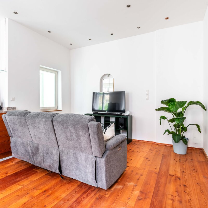 Bright living area with hardwood floor & open kitchen – 2-room apartment, short-term rental Vienna, temporary housing 1–6 months.