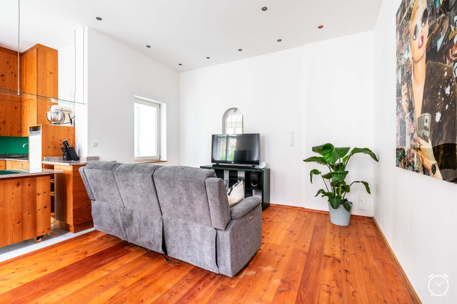 Bright living area with hardwood floor & open kitchen – 2-room apartment, short-term rental Vienna, temporary housing 1–6 months.