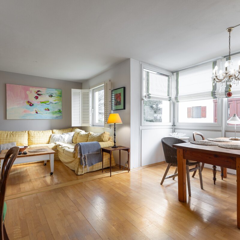 kuschelige Wohnecke und Esstisch für 6 Personen