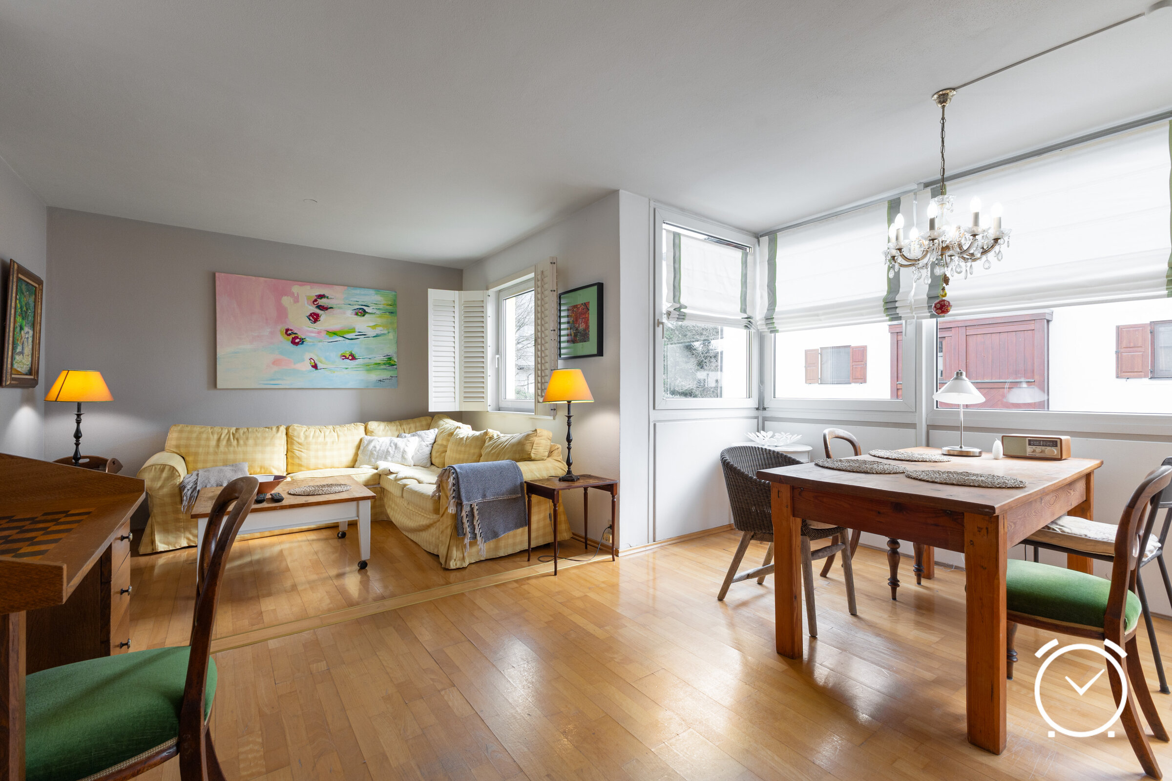 kuschelige Wohnecke und Esstisch für 6 Personen