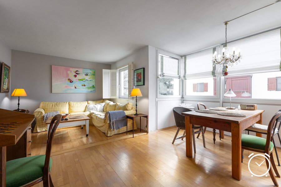 kuschelige Wohnecke und Esstisch für 6 Personen