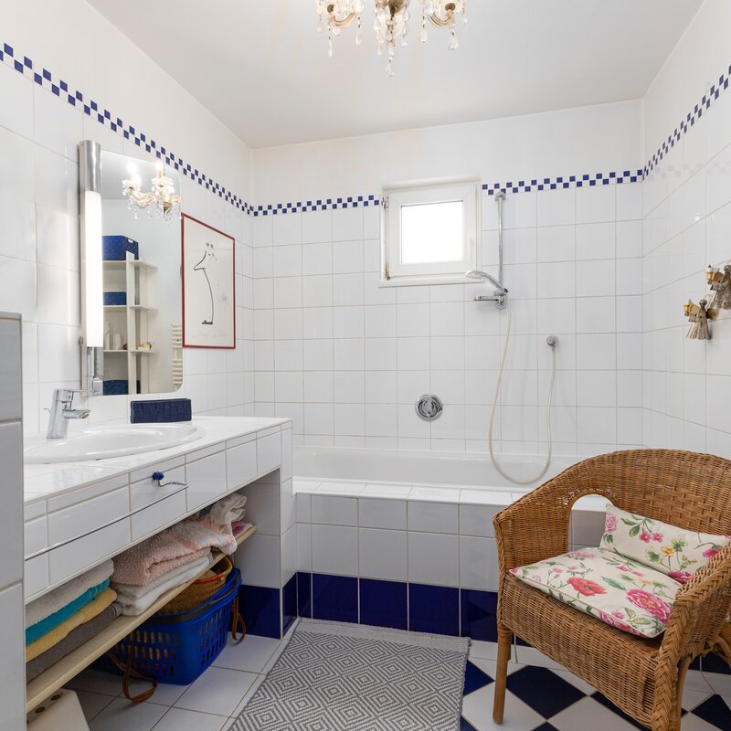 Bad mit Wanne und Toilette