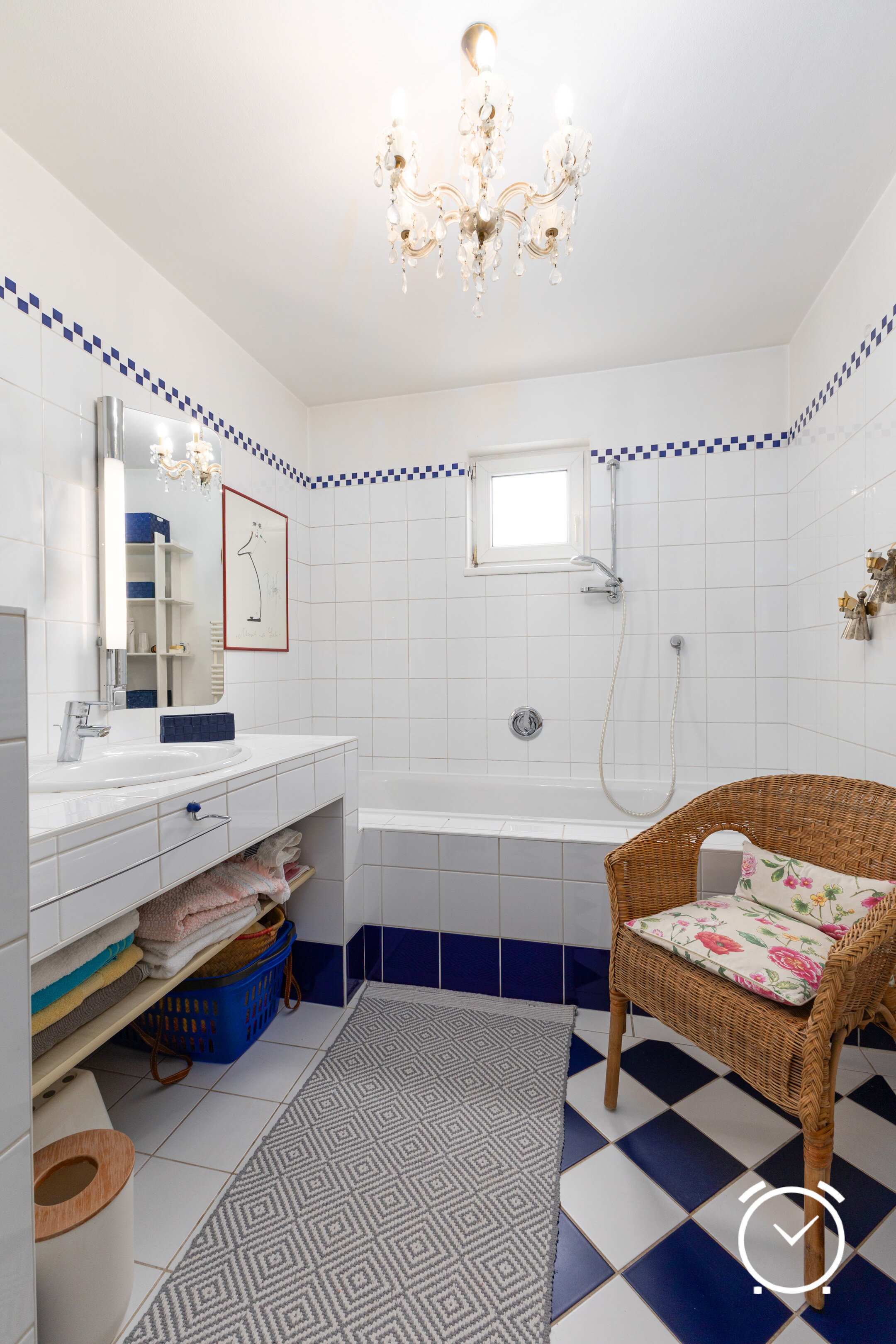 Bad mit Wanne und Toilette