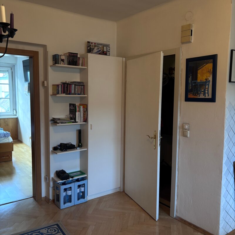 Die linke Tür führt ins Schlafzimmer, die rechte in den Vorraum