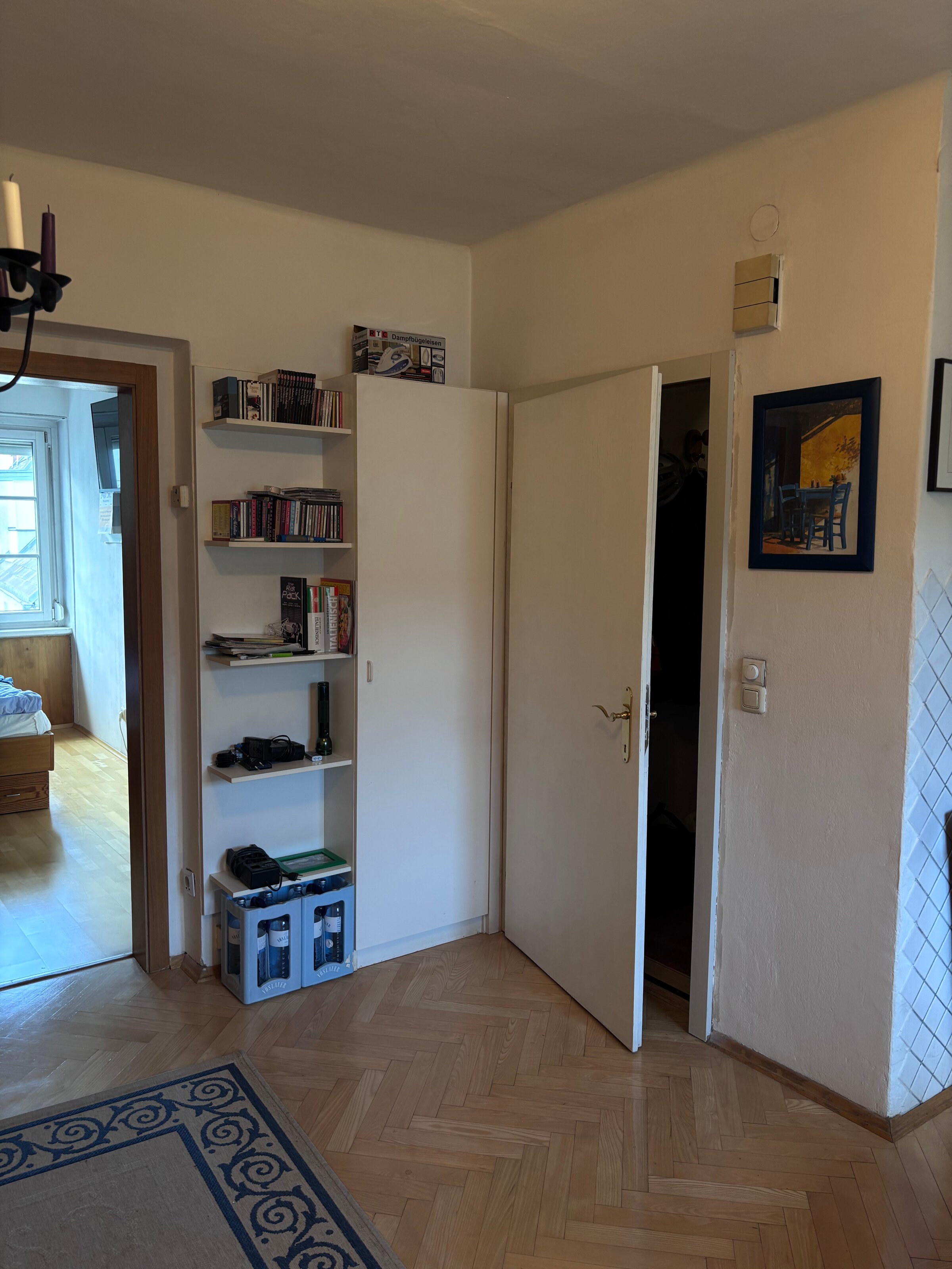 Die linke Tür führt ins Schlafzimmer, die rechte in den Vorraum