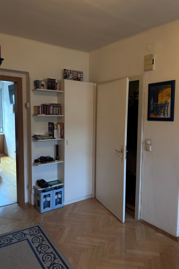 Die linke Tür führt ins Schlafzimmer, die rechte in den Vorraum