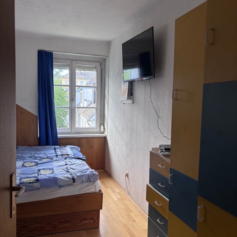 Auf der rechten Seite befindet sich ein Samsung Flachbildfernseher