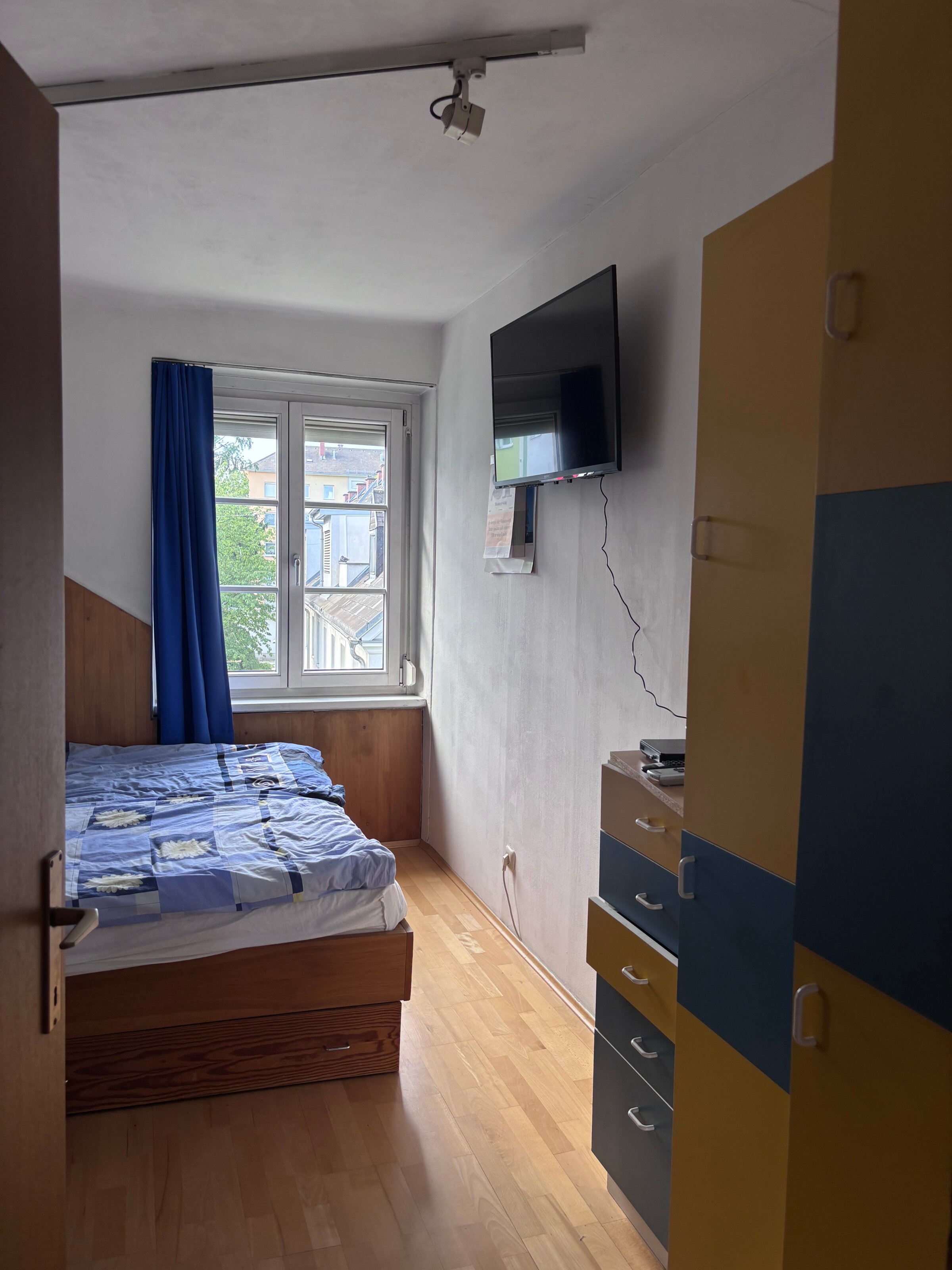 Auf der rechten Seite befindet sich ein Samsung Flachbildfernseher