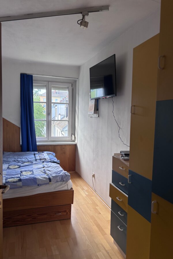 Auf der rechten Seite befindet sich ein Samsung Flachbildfernseher