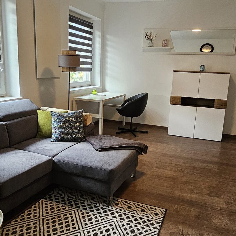 Heller Wohnbereich mit Ecksofa & Schreibtisch – 3-Zimmer Wohnung, Kurzzeitmiete Steyr, Wohnen auf Zeit 1 bis 6 Monate