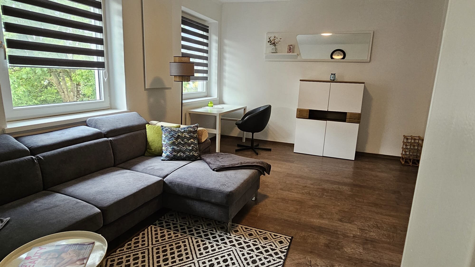 Heller Wohnbereich mit Ecksofa & Schreibtisch – 3-Zimmer Wohnung, Kurzzeitmiete Steyr, Wohnen auf Zeit 1 bis 6 Monate