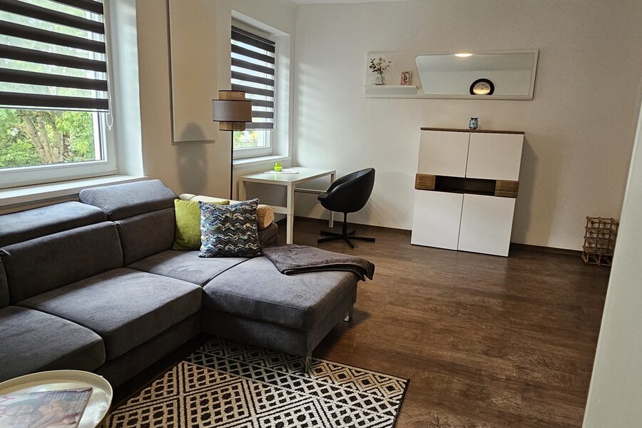 Heller Wohnbereich mit Ecksofa & Schreibtisch – 3-Zimmer Wohnung, Kurzzeitmiete Steyr, Wohnen auf Zeit 1 bis 6 Monate