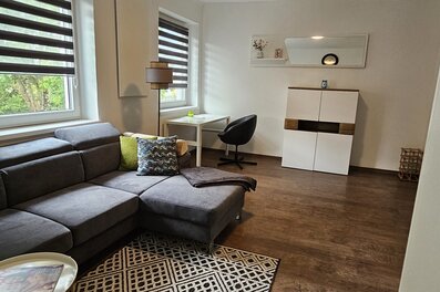 Heller Wohnbereich mit Ecksofa & Schreibtisch – 3-Zimmer Wohnung, Kurzzeitmiete Steyr, Wohnen auf Zeit 1 bis 6 Monate