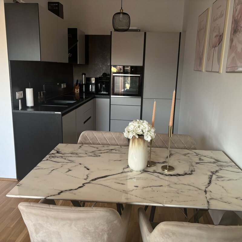 Rechtes Haus, Wohnung mit Balkon oben