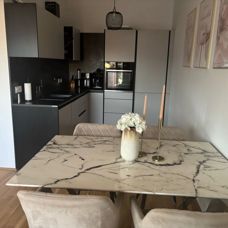 Rechtes Haus, Wohnung mit Balkon oben