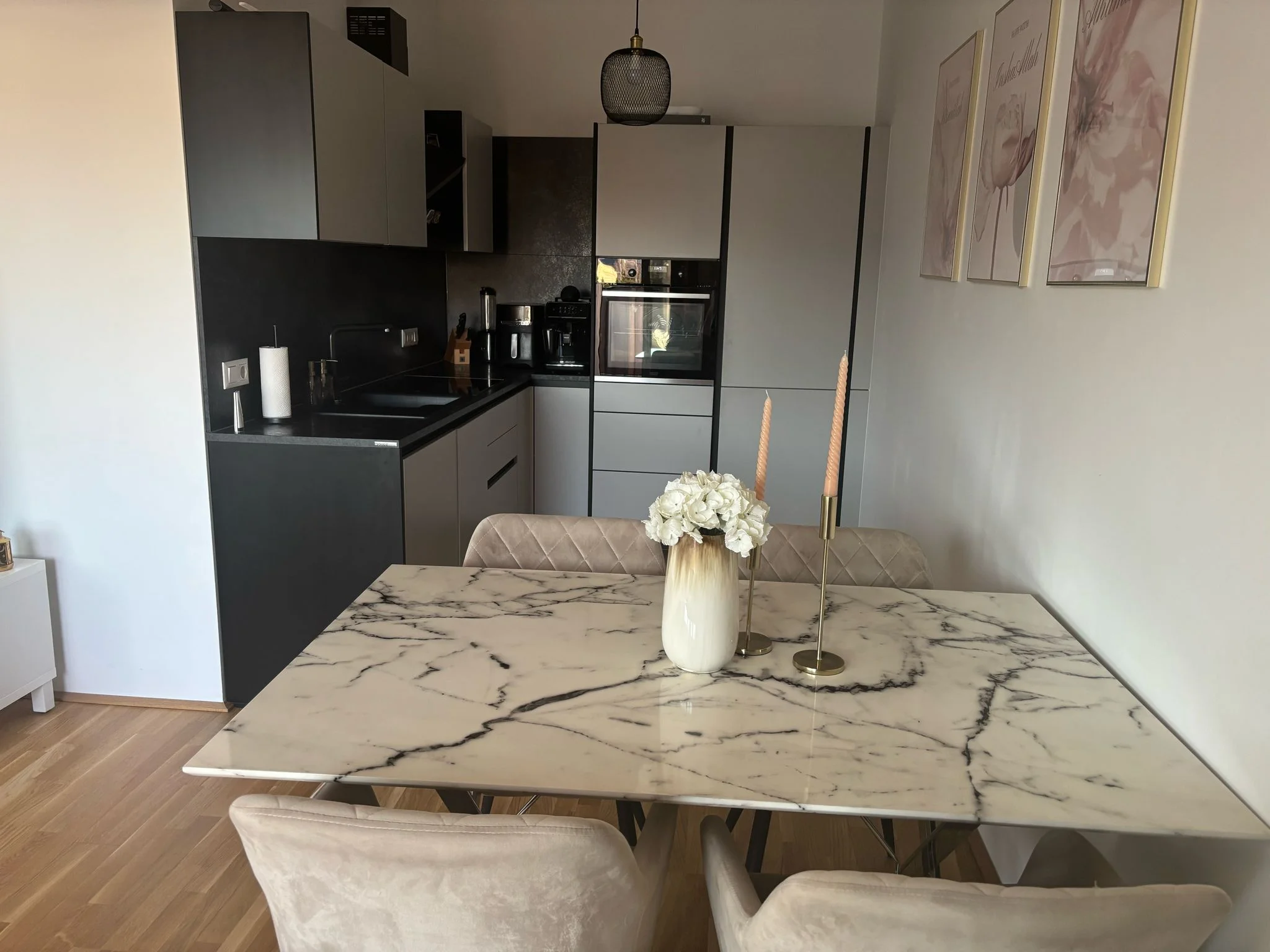 Rechtes Haus, Wohnung mit Balkon oben