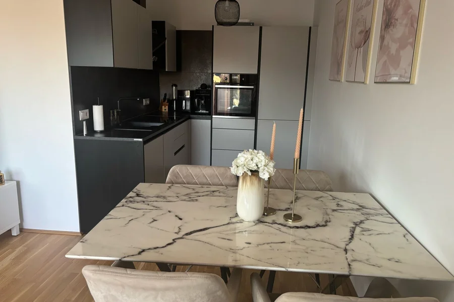 Rechtes Haus, Wohnung mit Balkon oben