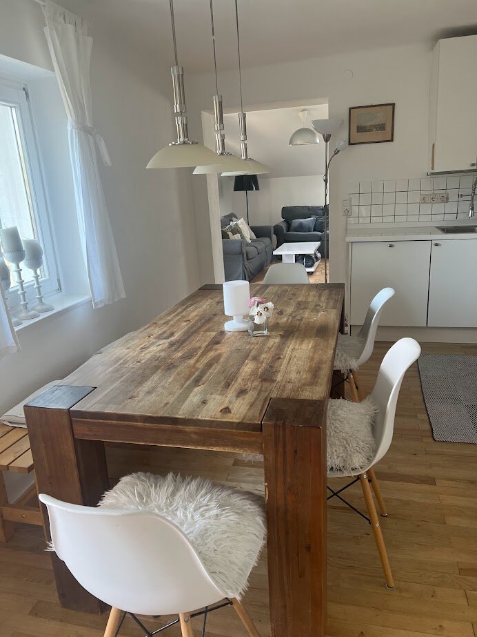 large table with seating for 6 people